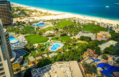 Dubai. 2016 yaz aylarında. Arap Körfezi Habtoor Grand Beach Resort otel vaha.