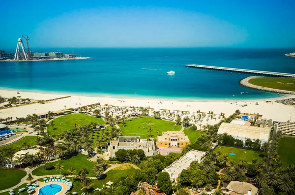 Dubai. No verão de 2016. Oásis do hotel Habtoor Grand Beach Resort no Golfo Pérsico . — Fotografia de Stock