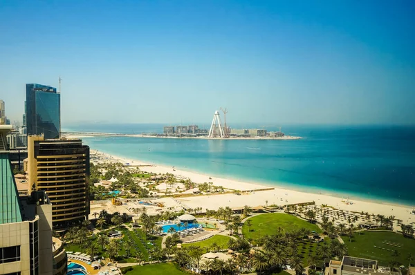 Dubai. No verão de 2016. Oásis do hotel Habtoor Grand Beach Resort no Golfo Pérsico . — Fotografia de Stock