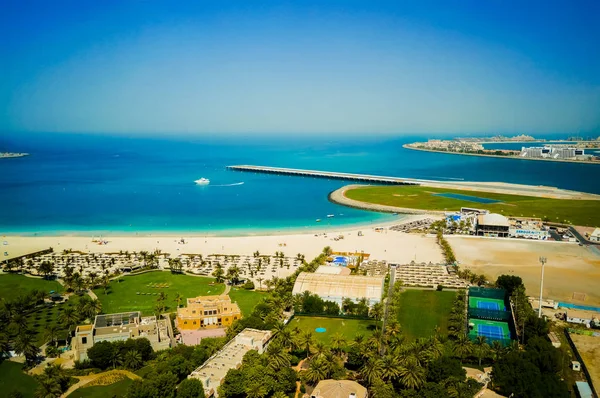 Dubaj. V létě 2016. Oasis hotel Habtoor Grand Beach Resort na pobřeží Arabského zálivu. — Stock fotografie