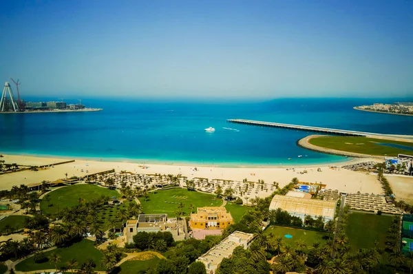 Dubai. No verão de 2016. Oásis do hotel Habtoor Grand Beach Resort no Golfo Pérsico . — Fotografia de Stock