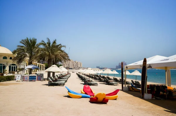 Katamarane und Boot am Ufer Palmjumeirah. dubai. im Sommer 2016. — Stockfoto