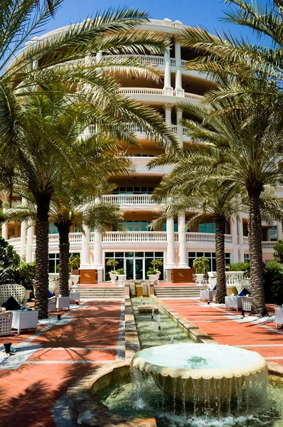 Дубай. У літній період 2016. Оазис на березі Перської затоки Джумейра, готель Kempinski The Palm. — стокове фото