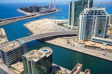 Dubai. 2016 yaz aylarında. Modern gökdelenler Arap Körfezi'nin kıyısında Dubai Marina inşaatı.