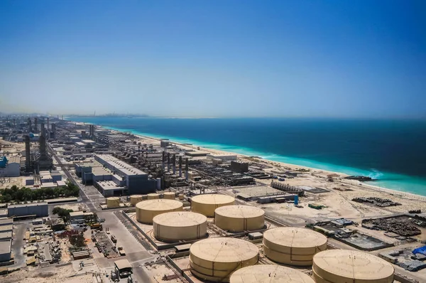 Dubai. 2016 yaz aylarında. Arap Körfezi'nin kıyısında modern deniz suyu arıtma tesisi.