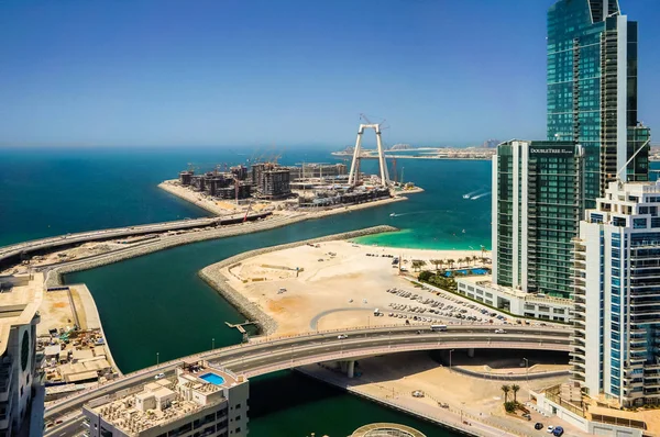 Dubai. Nyáron a 2016. Az Arab-öböl partján Dubai Marina modern felhőkarcolók építése. — Stock Fotó