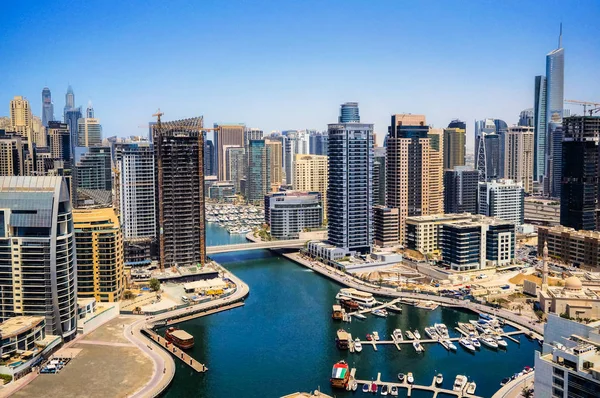 Dubai. No verão de 2016. Construção de arranha-céus modernos na Marina do Dubai, na costa do Golfo Arábico . — Fotografia de Stock