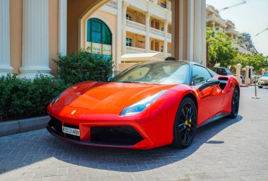Dubai. 2016 yaz. Hotel Kempinski The Palm Jumeirah önünde lüks kırmızı araç.