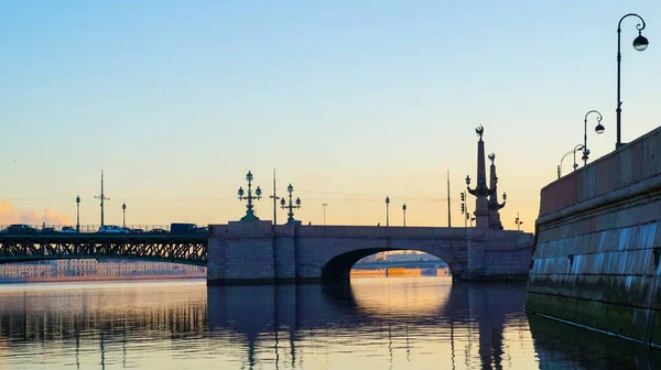 A Rússia. De manhã cedo em São Petersburgo. Outono de 2016. Ponte da Trindade pela manhã . — Fotografia de Stock