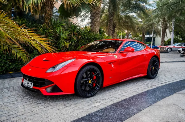 Dubai. 2016 yaz. Otelin önündeki lüks kırmızı araç