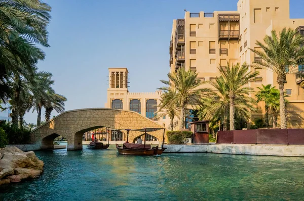 Dubai. Verano 2016. Oasis de agua en el sitio Madinat Jumeirah Mina A Salam . — Foto de Stock