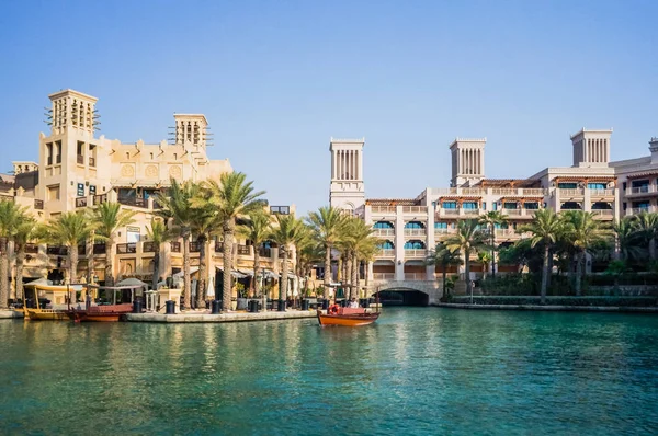 Dubai. Nyári 2016. Víz oázis a helyszínen Madinat Jumeirah Mina A Salam. — Stock Fotó