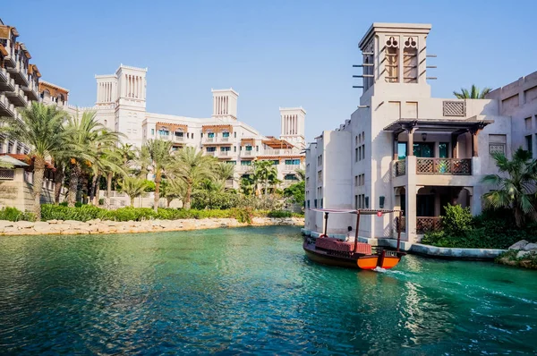Dubai. Verano 2016. Oasis de agua en el sitio Madinat Jumeirah Mina A Salam . — Foto de Stock