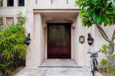 Dubai. 2016 yaz. Yeşil vaha Madinat Jumeirah Mina A Salam sitede yaşayan. Lüks bungalov kapıya.