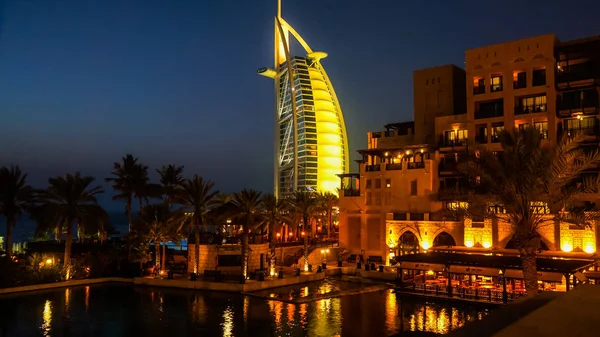 Дубай. Лето 2016. Водный оазис на участке Madinat Jumeirah Mina A Salam. Вид на знаменитый отель Burj al Arab . — стоковое фото