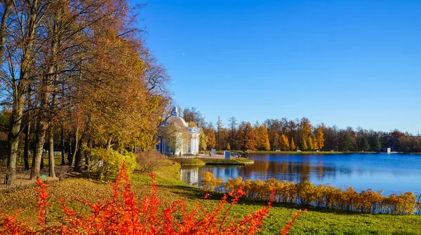 Jesienny krajobraz. Grota w parku Aleksandrowski w Puszkina. Jesień 2016. — Zdjęcie stockowe