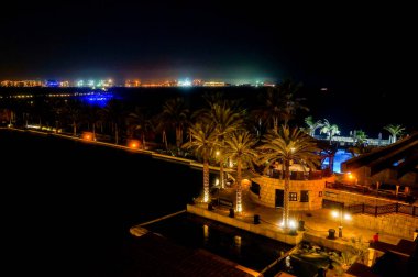 Dubai. 2016 yaz aylarında. Bir su vaha akşam üzerinde bölge, Madinat Jumeirah Mina bir Salam