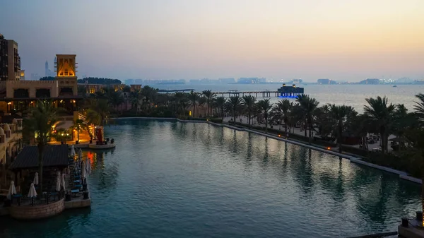 Dubai. En el verano de 2016. Un oasis de agua por la noche en el territorio de Madinat Jumeirah Mina a Salam — Foto de Stock