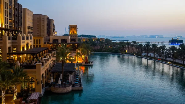 Dubai. En el verano de 2016. Un oasis de agua por la noche en el territorio de Madinat Jumeirah Mina a Salam — Foto de Stock