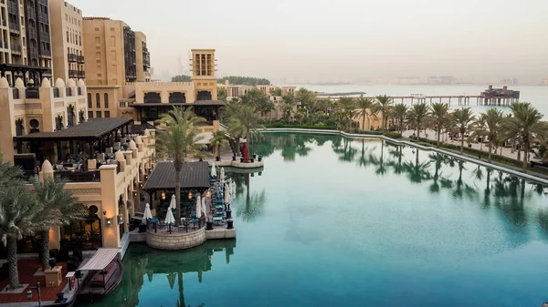 Dubai. In the summer of 2016. Water oasis on the territory of Madinat Jumeirah Mina a Salaam in the early morning. — Stock Photo, Image