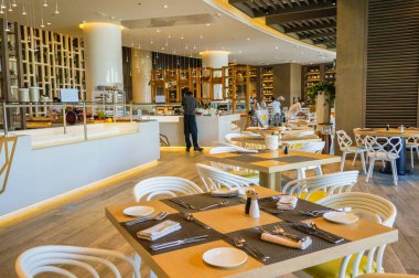 Dubai. 2016 yazında. Hotel Le Royal Meridien Beach Resort Spa 'da modern ve aydınlık iç mekan mermer dekorasyonu.