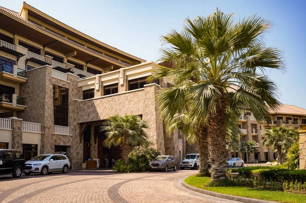 Дубай. У літній період 2016. Оазис на березі Перської затоки Джумейра, готель Soitel The Palm. — стокове фото