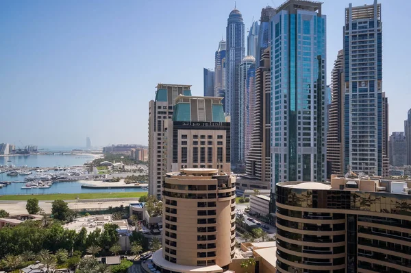 Dubai. Nyáron a 2016. Az Arab-öböl partján Dubai Marina modern felhőkarcolók építése. — Stock Fotó