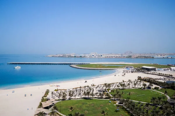 Dubaj. V létě 2016. Oasis hotel Le Royal Meridien Beach Resort Spa na Perského zálivu Jumeirah. — Stock fotografie