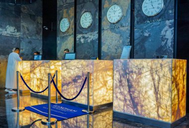 Dubai. 2016 yazında. Hotel Wyndham Dubai Marina 'da modern ve aydınlık iç mekanlar.