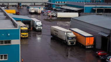 Ağır kamyon fabrikada yüklenen. Rusya. Saint Petersburg, Bahar 2017. 