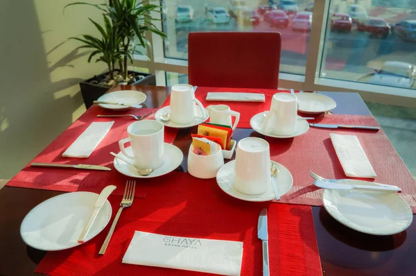 Дубаї. Літо 2016. Закладений столик у яскравому інтер'єрі ресторану Ghaya Grand Hotel. — стокове фото