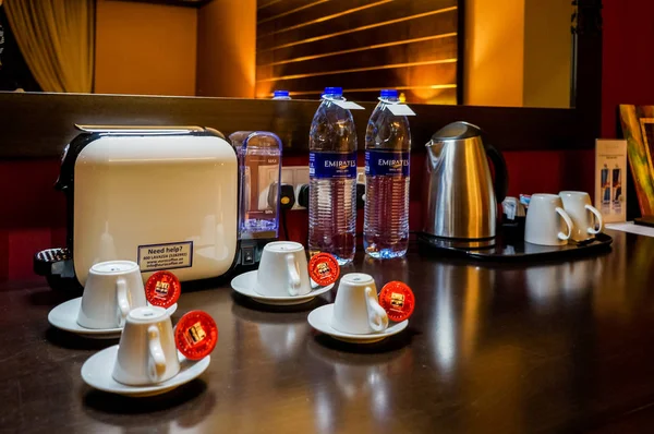 Dubai. Sommer 2016. Kaffee- und Teetassen in der Suite im Ghaya Grand Hotel. — Stockfoto