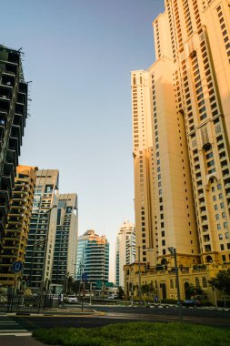Dubai. 2016 yaz aylarında. Modern gökdelenler Arap Körfezi'nin kıyısında Dubai Marina inşaatı.