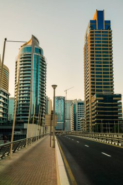 Dubai. 2016 yaz aylarında. Modern gökdelenler Arap Körfezi'nin kıyısında Dubai Marina inşaatı.