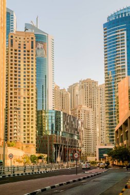 Dubai. 2016 yaz aylarında. Modern gökdelenler Arap Körfezi'nin kıyısında Dubai Marina inşaatı.