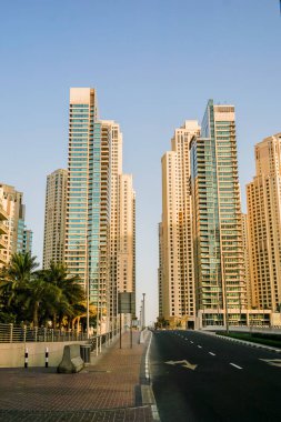 Dubai. 2016 yaz aylarında. Modern gökdelenler Arap Körfezi'nin kıyısında Dubai Marina inşaatı.