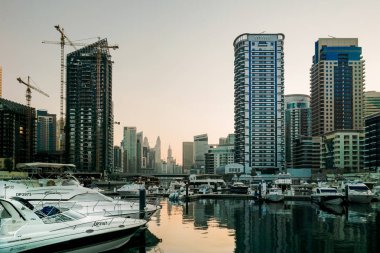 Dubai. 2016 yaz aylarında. Modern gökdelenler Arap Körfezi'nin kıyısında Dubai Marina inşaatı.