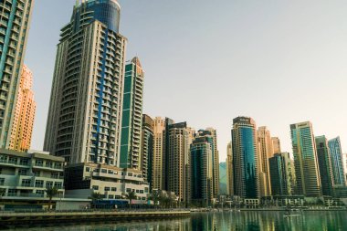 Dubai. 2016 yaz aylarında. Modern gökdelenler Arap Körfezi'nin kıyısında Dubai Marina inşaatı.