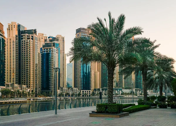Dubai. No verão de 2016. Construção de arranha-céus modernos na Marina do Dubai, na costa do Golfo Arábico . — Fotografia de Stock
