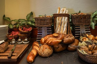 Dubai. 2016 yaz. Fırından yeni çıkmış ekmek üstünde belgili tanımlık sayaç Dükkanı.