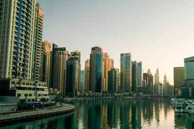 Dubai. 2016 yaz aylarında. Modern gökdelenler Arap Körfezi'nin kıyısında Dubai Marina inşaatı.