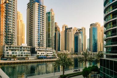 Dubai. 2016 yaz aylarında. Modern gökdelenler Arap Körfezi'nin kıyısında Dubai Marina inşaatı.