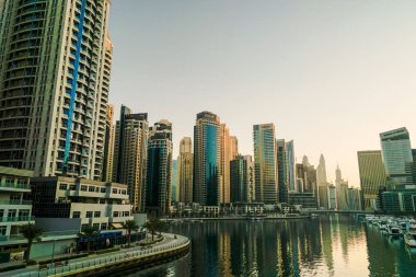 Dubai. 2016 yaz aylarında. Modern gökdelenler Arap Körfezi'nin kıyısında Dubai Marina inşaatı.