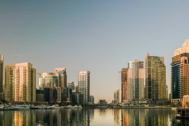 Dubai. 2016 yaz aylarında. Modern gökdelenler Arap Körfezi'nin kıyısında Dubai Marina inşaatı.