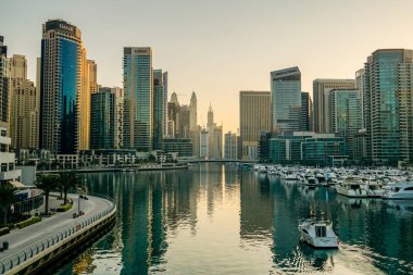 Dubai. 2016 yaz aylarında. Modern gökdelenler Arap Körfezi'nin kıyısında Dubai Marina inşaatı.