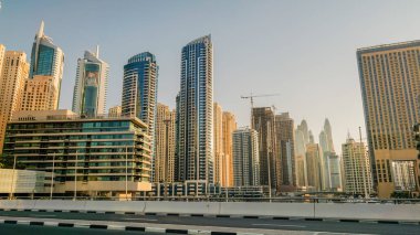 Dubai. 2016 yaz aylarında. Modern gökdelenler Arap Körfezi'nin kıyısında Dubai Marina inşaatı.