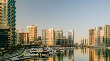 Dubai. 2016 yaz aylarında. Modern gökdelenler Arap Körfezi'nin kıyısında Dubai Marina inşaatı.