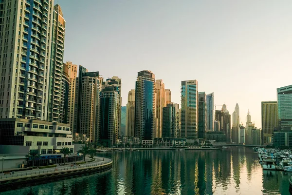 Dubai. No verão de 2016. Construção de arranha-céus modernos na Marina do Dubai, na costa do Golfo Arábico . — Fotografia de Stock