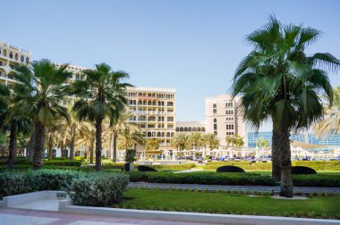 Abu Dabi. 2016 yaz aylarında. Hotel Ritz Carlton peyzajlı vaha. 