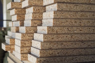 Parçacık kurulu mobilya üretimi için bir parçası demetleri katlanmış.